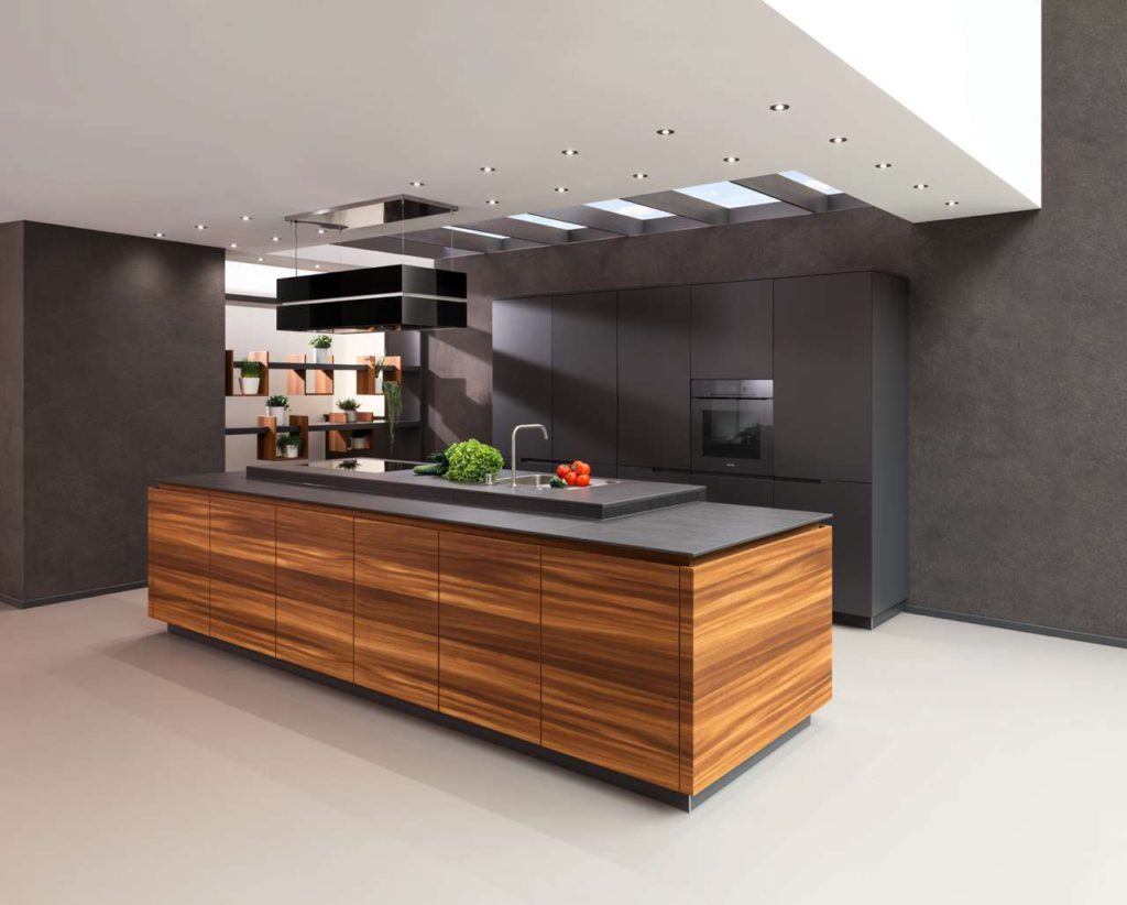 Der Küchenblock „Arco“ überzeugt mit feinem Lärchenfurnier. Foto: IFN/Rempp Küchen