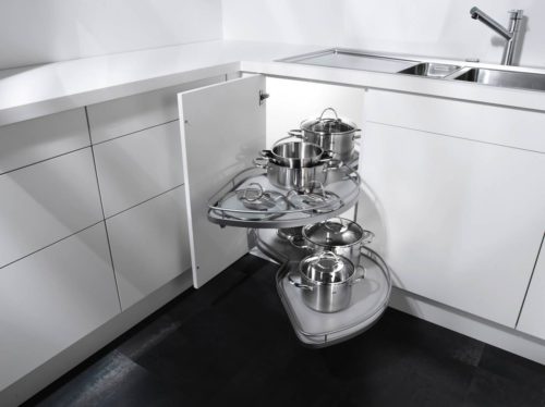 Eckschrank mit Schwenkbeschlag LeMans. Foto:  ewe Küchen
