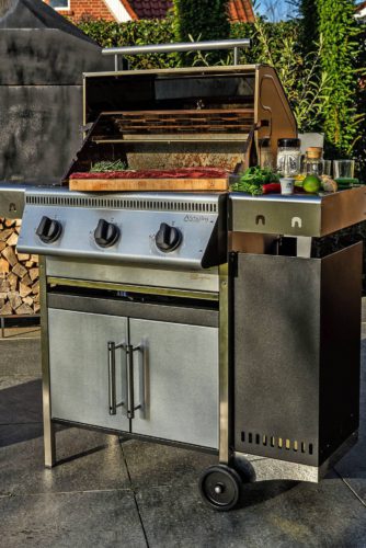 Schlecht verarbeitete Gasgrills können auch Gefahren bergen. Für einen entspannten Grillnachmittag ist es daher wichtig, auf die Qualität der Geräte zu achten. Foto: djd/Schickling Grill