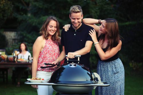 Kaum klettern die Temperaturen in den zweistelligen Bereich, kann die Grillsaison eingeläutet werden. Foto: djd/Schickling Grill