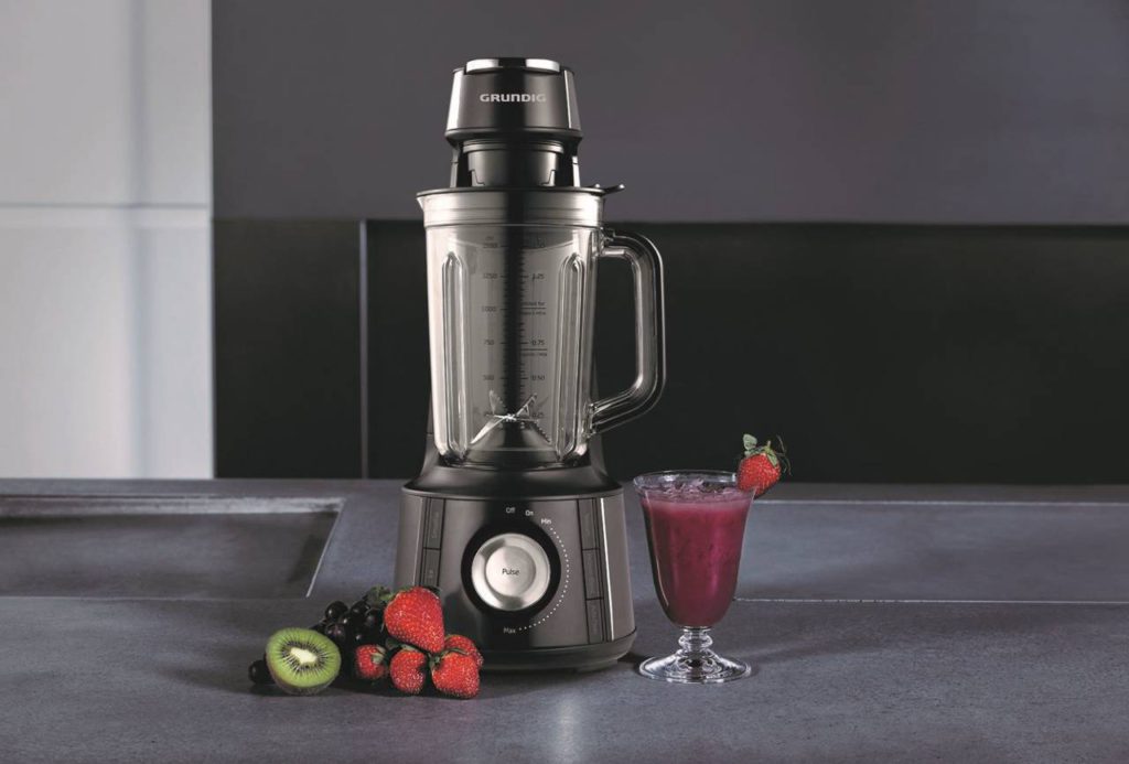 Gesunde Säfte und Smoothies auch to-go: Der VB 8760 kommt mit einer praktischen Trinkflasche. Foto: © Grundig Intermedia GmbH