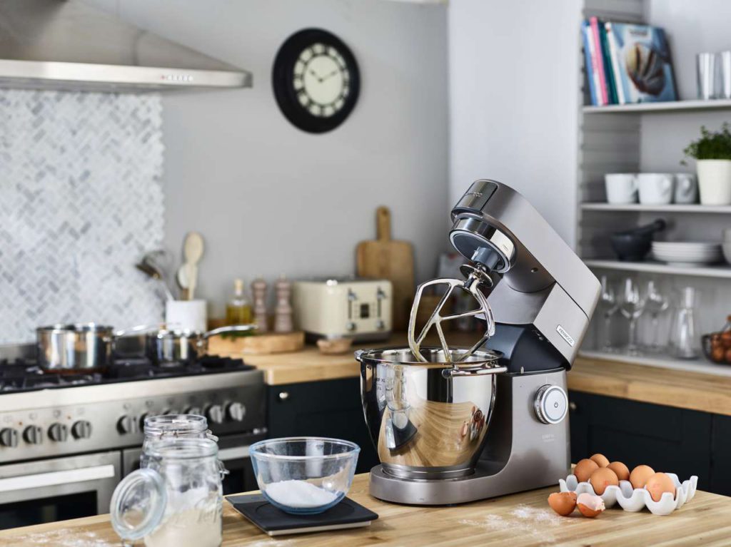 Die Ken­wood Küchen­mas­chine Chef XL Tita­nium macht sich gut in der Küche. Foto: De’Longhi
