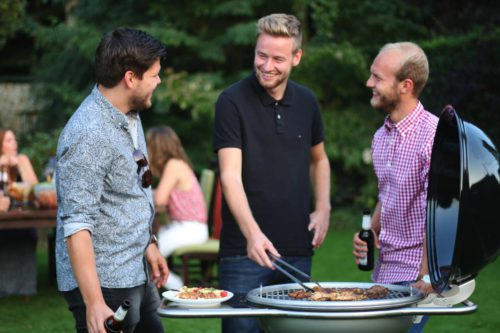 Qualität und Sicherheit gehen vor - so lässt sich das gemeinsame Grillen genießen. Foto: djd/Schickling Grill