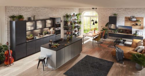 Von der Küche über den Essplatz und Wohnbereich bis zu Regal und Teppich: MONDO bietet nicht nur einzelne Möbel, sondern zeitgemäße Raumkonzepte. Foto: MONDO