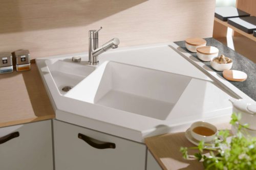 Modern präsentiert sich das Eckspülen-Modell Monumentum. Foto: Villeroy & Boch