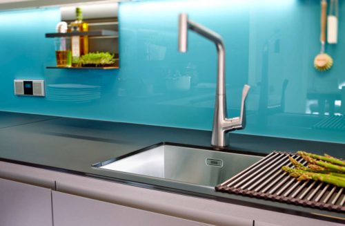 Unterbauspüle, flächenbündige oder aufgesetzte Spüle, Kochfelder oder ein Warmhaltefeld werden selbst im größten Format nach Maß platziert. Bilder: Studioraum