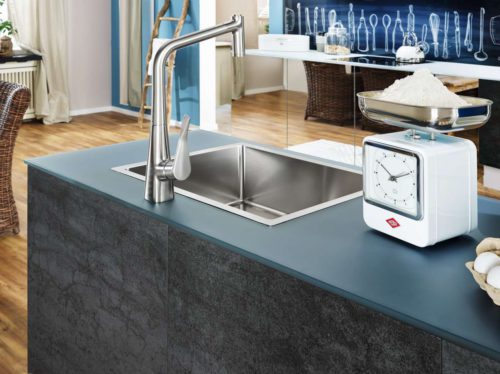 Unterbauspüle, flächenbündige oder aufgesetzte Spüle, Kochfelder oder ein Warmhaltefeld werden selbst im größten Format nach Maß platziert. Bilder: Sprinz/studio3001