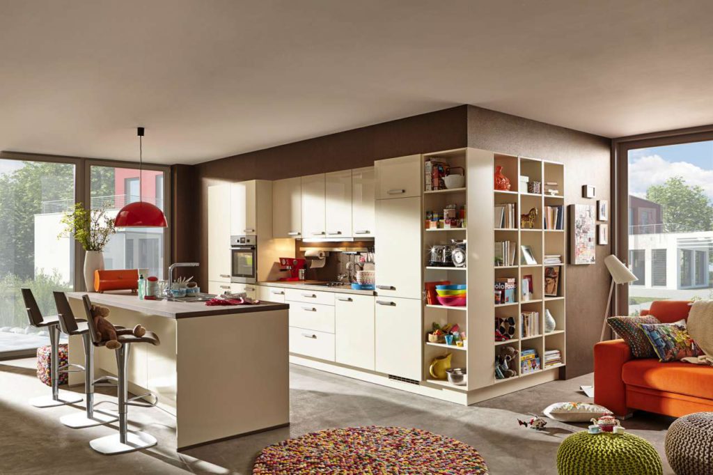 Verschmelzen von wohnen und kochen: Küchenmöbel gleichen sich Wohnmöbeln an.
Foto: djd/KüchenTreff GmbH & Co. KG