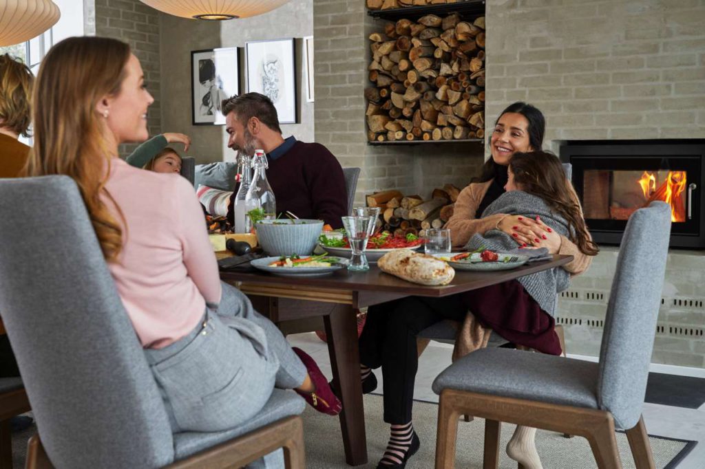 Ob man nach dem Essen gerne noch eine Weile am Tisch zusammenbleibt, hängt auch von der Bequemlichkeit der Stühle ab.
Foto: djd/Stressless, EKORNES AS