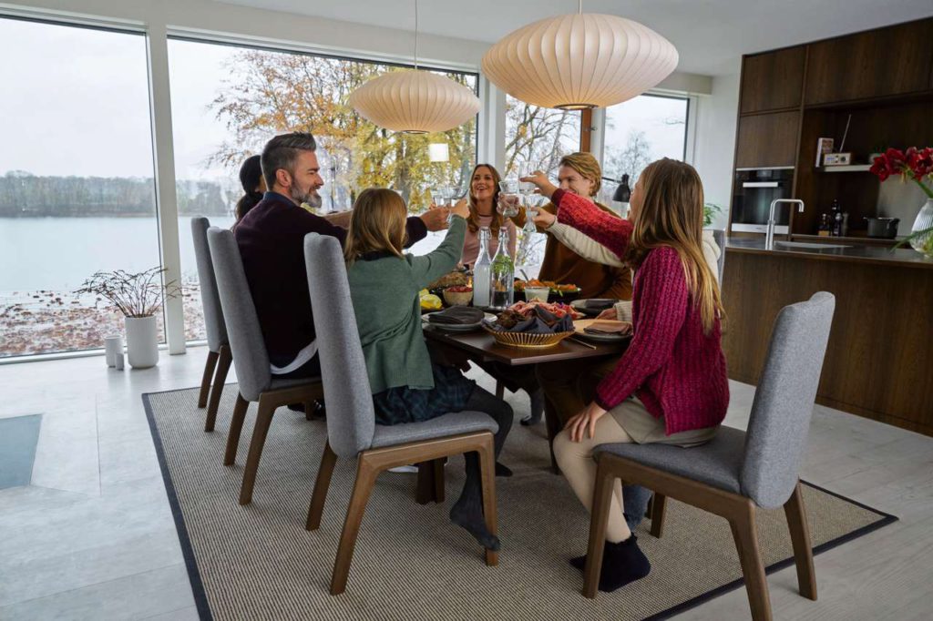 Mithilfe von Einlegeplatten lassen sich die Tische an große und kleine Anlässe anpassen.
Foto: djd/Stressless, EKORNES AS
