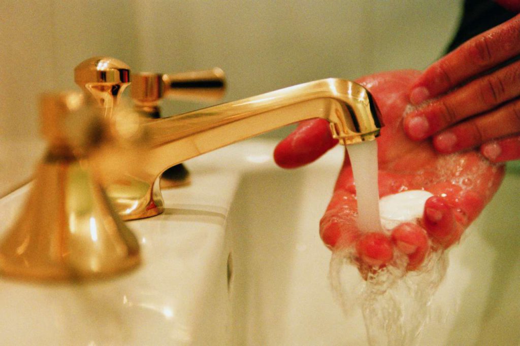 Wer Kupferrohre in der Trinkwasserinstallation einsetzt, kann sich auf hygienisch einwandfreies Wasser verlassen.
Foto: djd/Deutsches Kupferinstitut