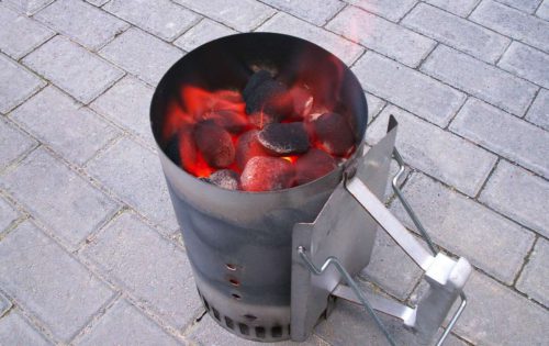 Verblüffend einfache Technik nutzt den Kamineffekt – Grillbriketts glühen „zügig“ und gleichmäßig durch. Foto: Dauerbrenner