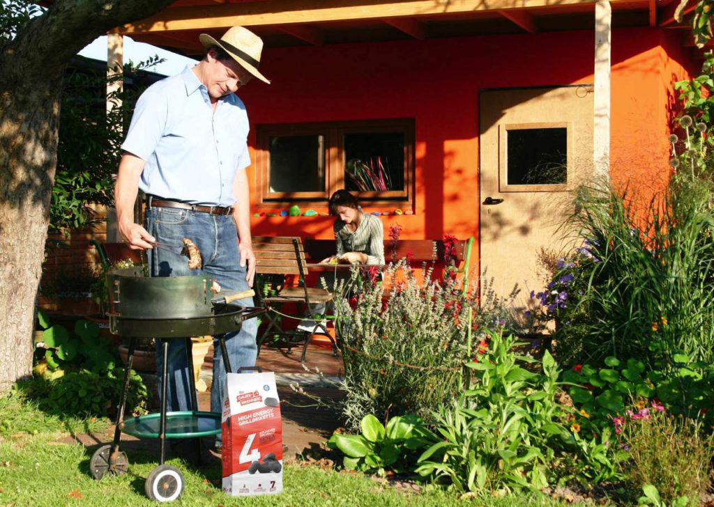 Unser Wochenendtipp: Erst die Gartenarbeit, dann das Grillvergnügen. Foto: Dauerbrenner