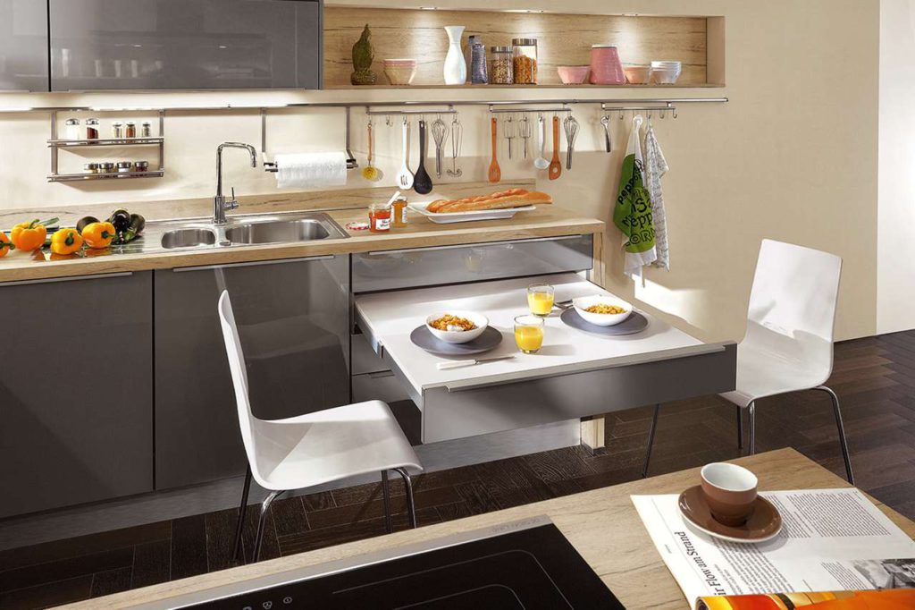 Offen und kommunikativ: Tresenplätze in der Küche eignen sich ebenso für das Familienfrühstück wie zum Plausch mit Freunden und Gästen.
Foto: djd/TopaTeam/Zeyko