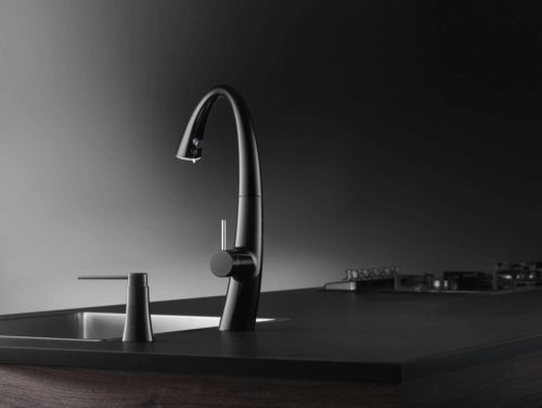 Hingucker in jeder Küche: KWC ZOE verbindet in ihrer skulpturalen Form minimalistisches wie avant-gardistisches Design und passt optimal in stilvolle und moderne Küchen. Foto: KWC