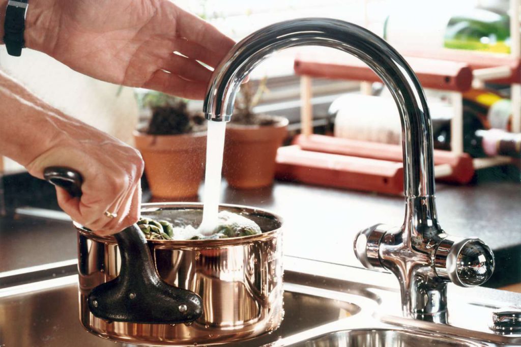 Die Verantwortung für eine zuverlässig hohe Trinkwasserqualität liegt nicht nur bei den Wasserversorgern, sondern auch beim Hauseigentümer.
Foto: djd/Deutsches Kupferinstitut