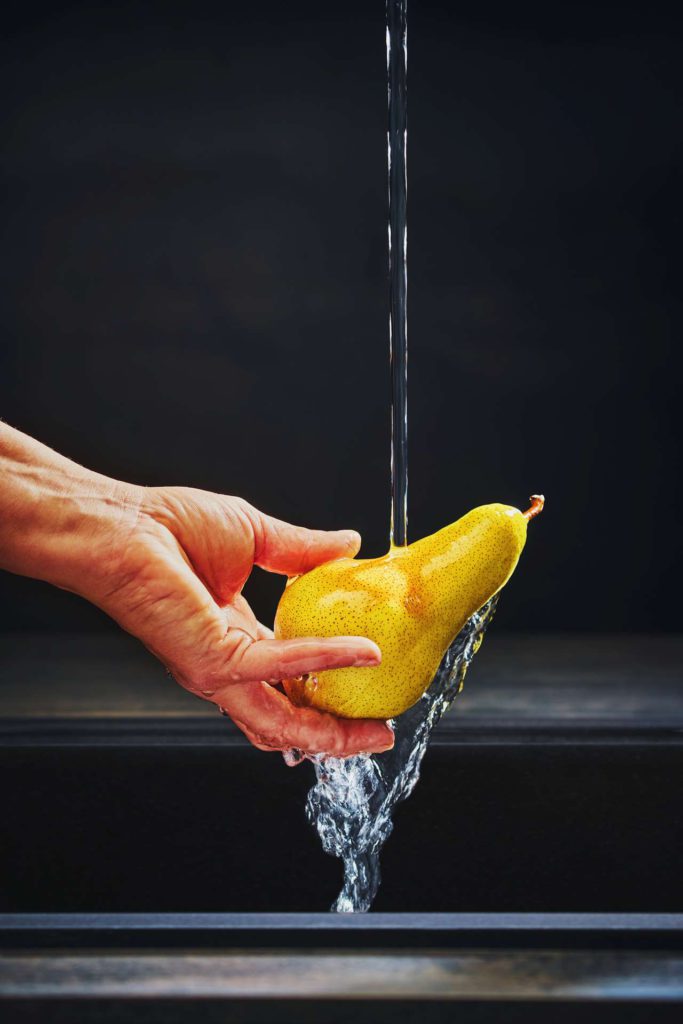 Der weiche und flüsterleise Laminarstrahl reduziert das Spritzverhalten deutlich – für mehr Hygiene und Komfort bei der Küchenarbeit. Foto: Franke GmbH