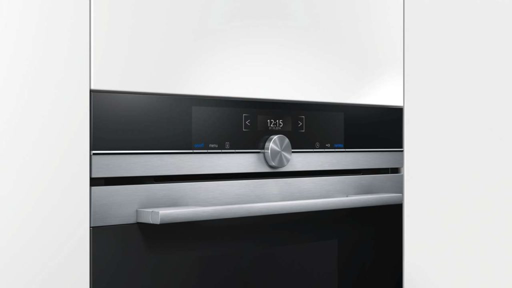 kt-Dampfgarer mit einem aus jeder Perspektive gut ablesbaren TFT-Display, 20 Automatikprogrammen und einem Entkalkungsprogramm. Eine spezielle Dämpfungsmechanik sorgt dafür, dass sich seine Tür sanft öffnet und schließt. In den Wassertank passen bis zu 1,3 Liter. Foto: AMK
