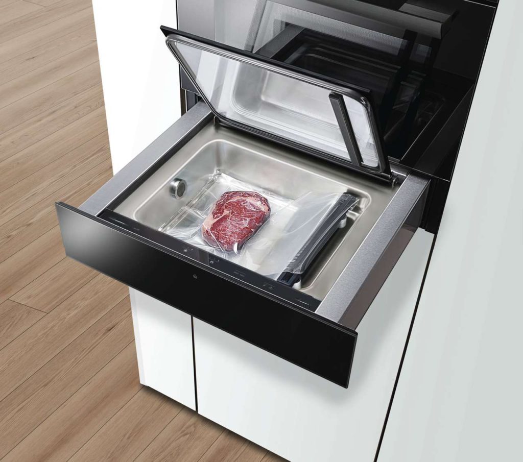 Für optimale Workflows beim aromaintensiven Garen unter Vakuum (Sous- vide) sorgt eine direkt unter dem Einbau-Dampfgarer oder Einbau-Dampfbackofen integrierte Vakuumier-Schublade. Foto: AMK
