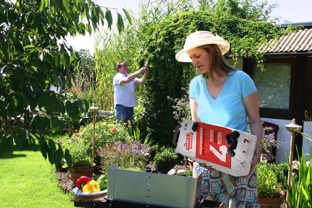 Mit Grillbriketts lassen sich aufgrund der Hitze besonders gut unterschiedliche Grillzonen einrichten.
Foto: Dauerbrenner