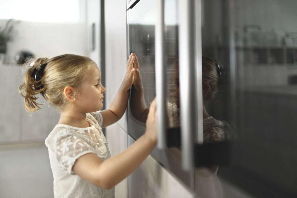 Um schlimme Verbrennungen zu vermeiden, sind Backöfen mit kalt bleibender Tür genau das Richtige. Foto: SCHMIDT Küchen