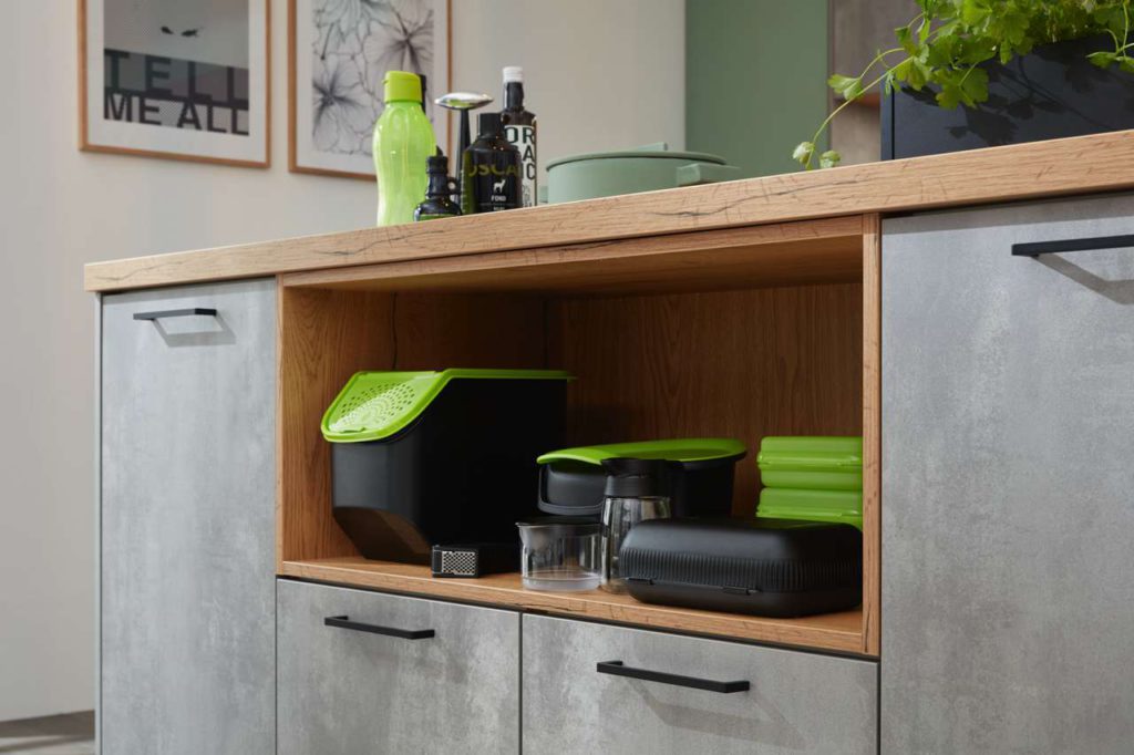 Dieses Jahr begeistert die „Green Day-Küche designed für Tupperware“ mit modernen Aufbewahrungsmöglichkeiten. Foto: Küche&Co