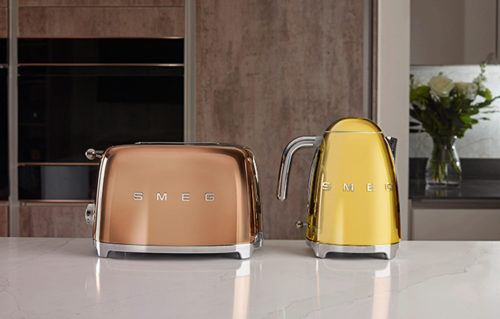 Die Smeg 2-Schlitz-Toaster und Wasserkocher aus der kultigen Retro-Designlinie veredeln jetzt jedes Frühstück mit funkelnder Gold- und Rosegold-Optik. Foto: Smeg
