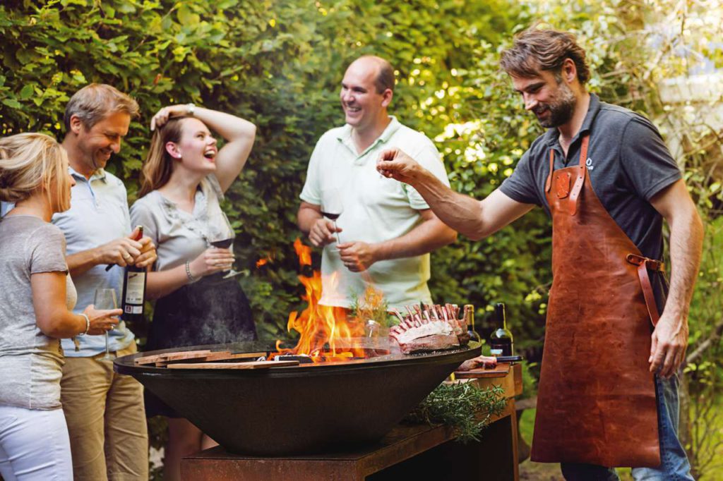 Grillen muss keine One-Man-Show sein: Spezielle neue Grillgeräte mit völlig neuem Aufbau und Design schaffen ein gemeinsames Erlebnis.
Foto: djd/OFYR