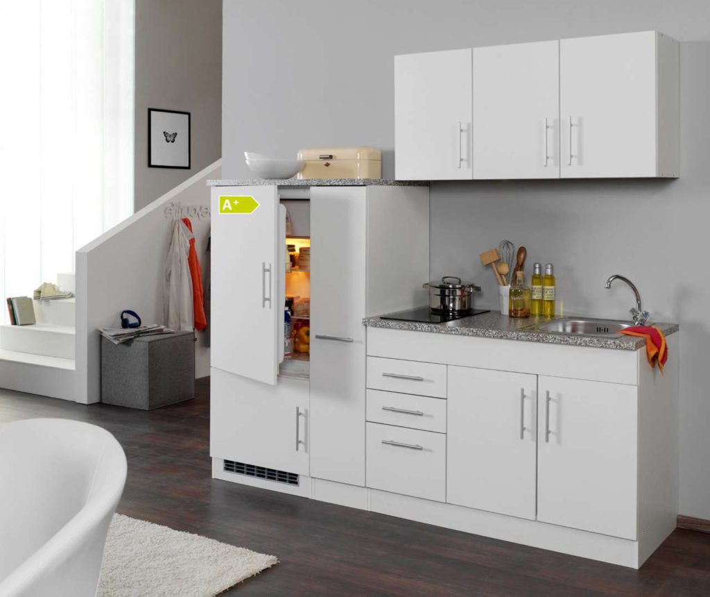 Nicht nur in Singlehaushalten macht die kompakte Miniküche eine gute Figur. Auch in der Ferienwohnung oder in der Büroküche sorgt die Singleküche für funktionale Küchen-Lösungen. <br> Foto: www.moebel-guenstig.de