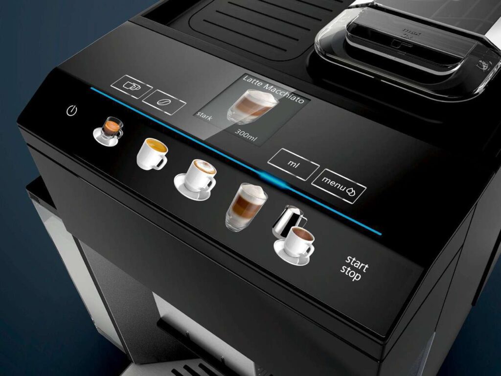 Ein Blickfang in der Lifestyle-Küche ist dieser neue Kaffeevollautomat, mit dem sich alle verfügbaren Kaffee-, Espresso-, Milchspezialitäten und Heißwassergetränke per One-Touch-Funktion zubereiten lassen – auf Wunsch auch zeitsparend im Doppelpack. Foto: AMK