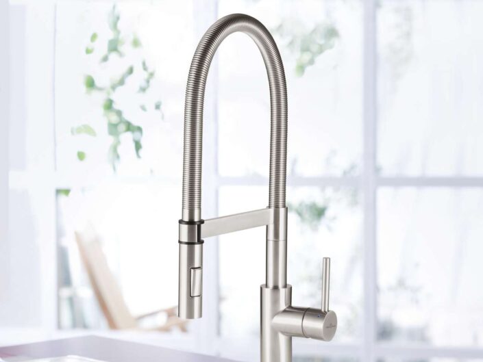 Schöne Armatur mit praktischem Brauseschlauch "Steel Expert". Foto: Villeroy&Boch