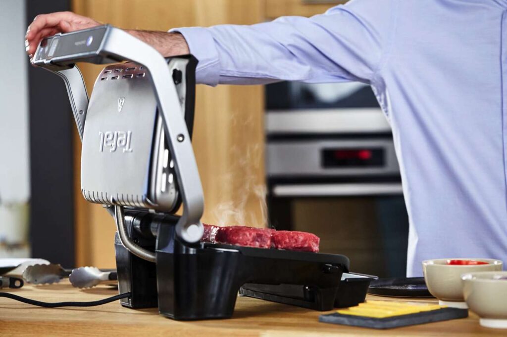 Der Grill bietet eine antihaftbeschichtete Grillfläche mit zuverlässigem Fettablauf und einen extragroßen Saftauffangbehälter. Foto: Tefal