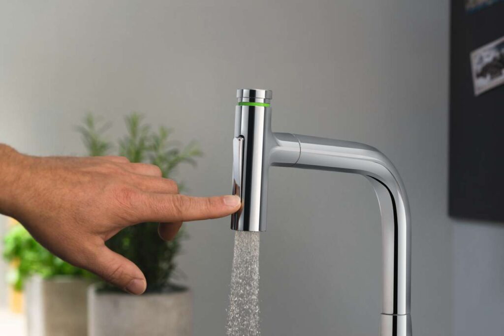 Die Sortimentsergänzung der bewährten hansgrohe Küchenarmaturen M71 und M51 verbindet zwei Funktionalitäten: Wasserstart und -stop sowie gewünschte Strahlart mit nur einer Hand und direkt am Strahlkopf. Ausgewählt werden kann zwischen Laminarstrahl und Brausestrahl. Foto: hansgrohe