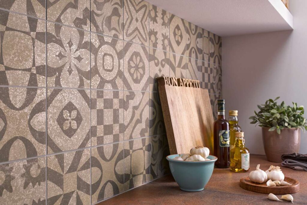 Ornamentale oder historische Dekore machen die Küchenwand zu einem stilistisch interessanten Hingucker und setzen wohnliche Akzente.
Foto: djd/Deutsche-Fliese.de/Steuler