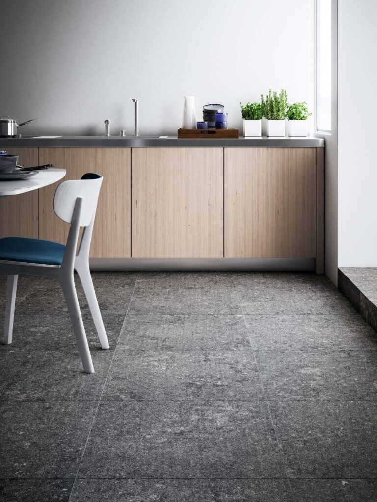 Fliese "Blue Emotion Flammé" in grau. Foto: Ceramiche Refin 