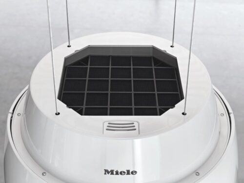 Während des Kochens sorgt die innovative Funktion HumidityBalance dafür, dass Feuchtigkeit gebunden wird. Ein Sensor ermittelt durch Messung von Raumfeuchte und -temperatur den optimalen Zeitpunkt für die Abgabe der im Filter gespeicherten Feuchtigkeit. Foto: Miele