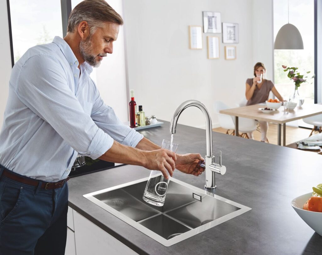 Verbraucher können zwischen Wasser in den Varianten still, medium oder sprudelnd wählen und auf Wunsch sogar Magnesium hinzufügen – alles kommt perfekt gekühlt direkt aus der Armatur. Foto: Grohe