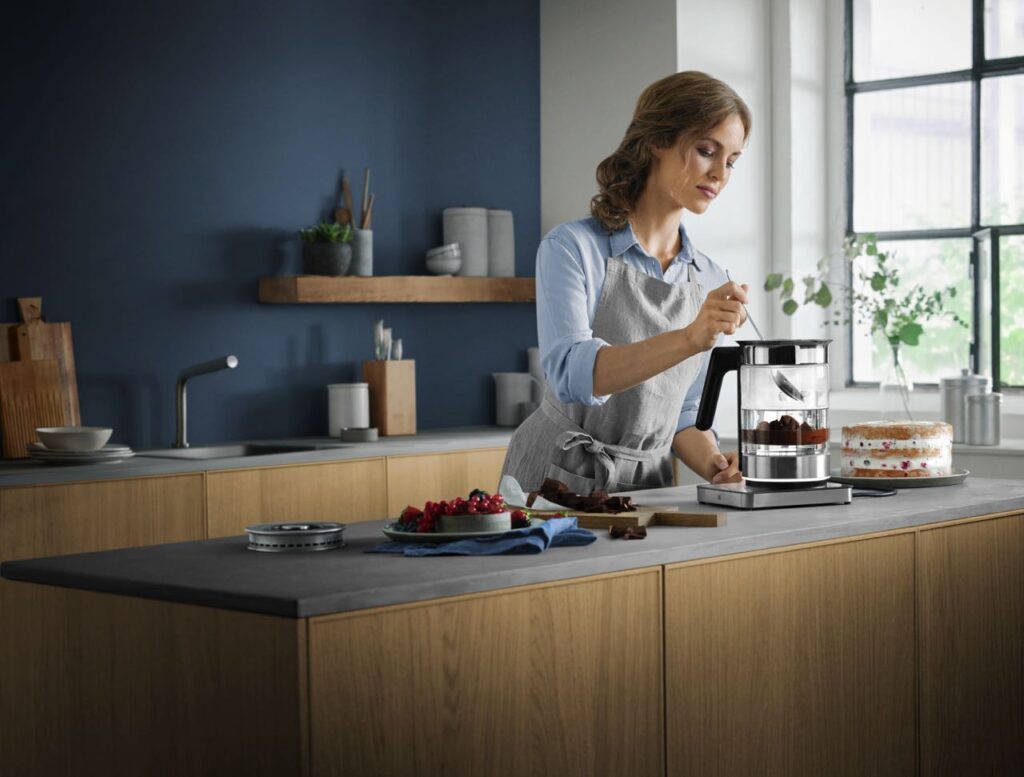 Perfekt für begeisterte Bäcker(innen): Selbst Schokolade wird dank wählbarerer Temperaturstufen kleckerfrei und langsam geschmolzen. Foto: WMF