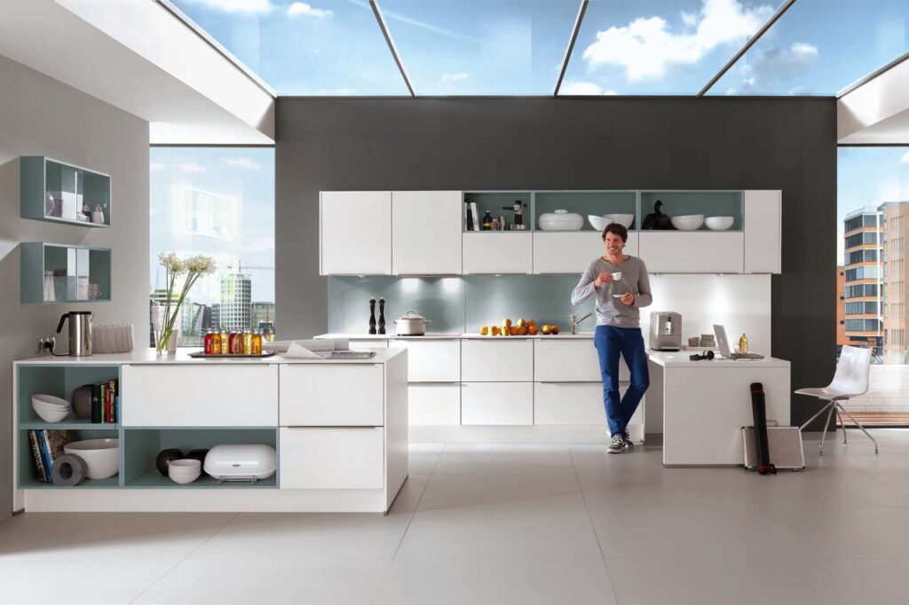 Wer einen Arbeitsplatz in der Wohnung benötigt, kann mit smarter Raumplanung dafür auch die Küche in Betracht ziehen.
Foto: djd/Küchen Quelle GmbH