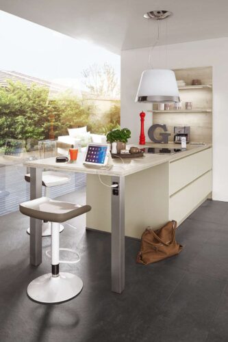 In kleineren Küchen reicht bereits eine Arbeitsplatte mit individueller Länge und ohne Unterschränke, um einen Sitzplatz zum Arbeiten und Kaffeetrinken zur Verfügung zu haben.
Foto: djd/Küchen Quelle GmbH