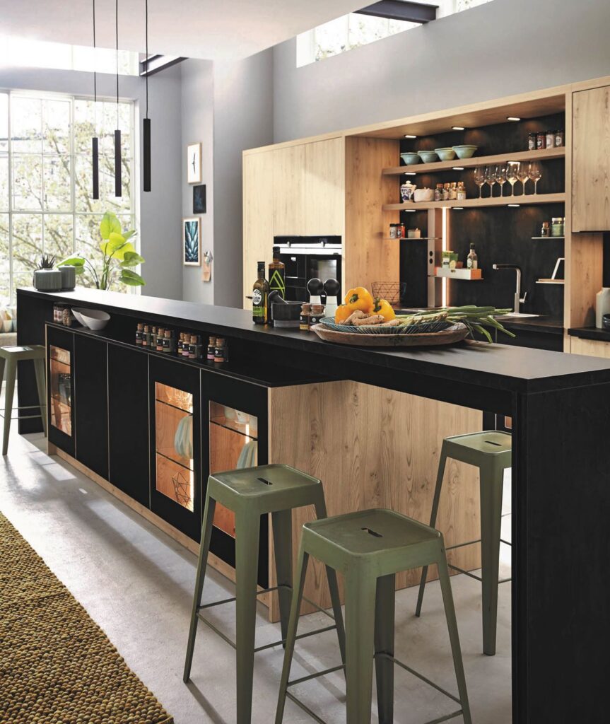 In der modernen Küche sind natürliche Holzfronten aus Furnier mit kratzfesten oder Antifingerprint-Oberflächen, gerne in dunklen Farben, eine beliebte Kombination. Foto: AMK