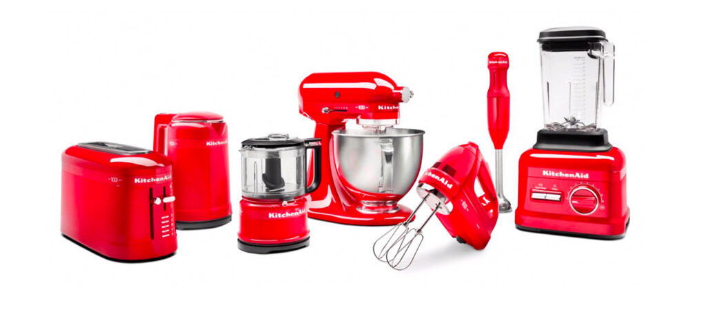 Die neue Kollektion "Queen of Hearts" umfasst verschiedene Küchengeräte. Foto: KitchenAid