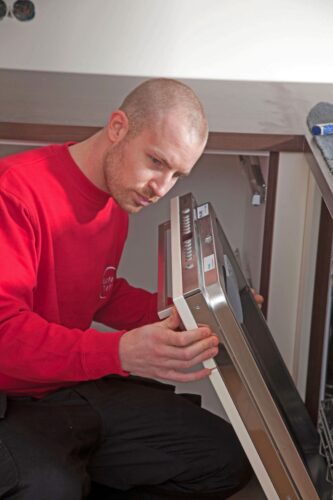 Zu einem guten Rundum-Service gehört neben der eingehenden Beratung auch das genaue Aufmaß sowie die Lieferung und Montage der neuen Küche von erfahrenen Mitarbeitern.
Foto: djd/Küchen Treff GmbH & Co. KG