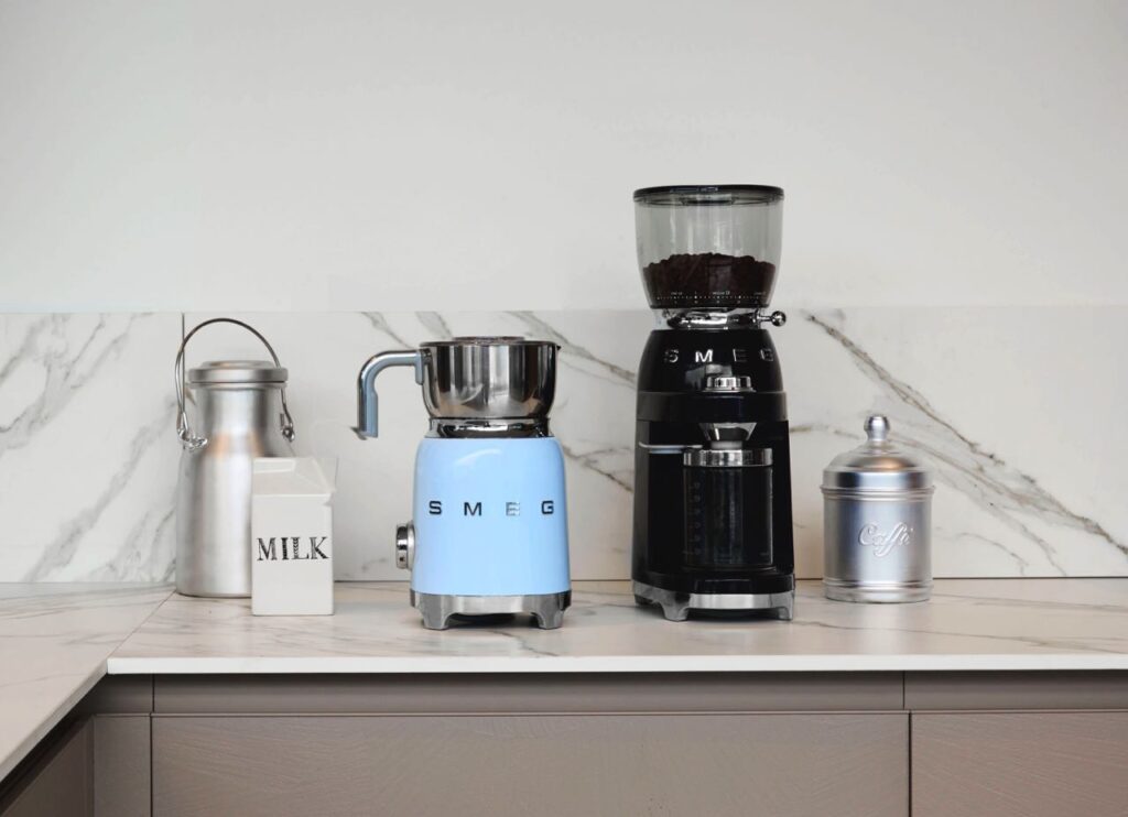 Der neue Milchaufschäumer und die neue Kaffeemühle von Smeg sind ein perfektes Team. Foto: Smeg