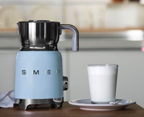 Den Milchbehälter kann man von dem hochwertig verarbeiteten Metallgehäuse ganz einfach abnehmen und in der Spülmaschine reinigen. Foto: Smeg