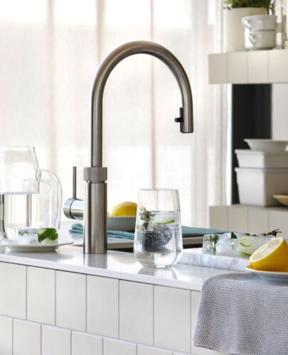 Selbst Landhaus-Küchen veredelt Quooker mit seiner eleganten „Classic Collektion“ und verbindet so modernsten Küchen-Komfort mit einem charmanten Old School-Auftritt. Foto: Quooker