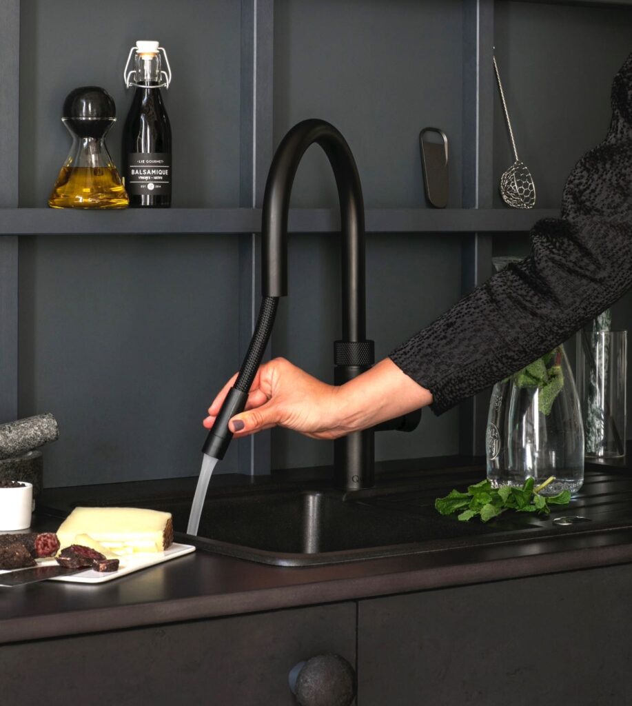 Der Quooker Flex in schwarzem Finish erweitert den Handlungsradius im Spülbecken ganz flexibel. Foto: Quooker