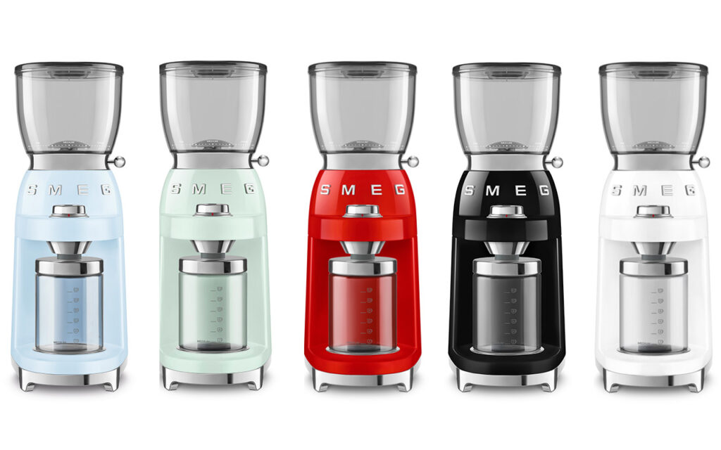 Die neue Kaffeemühle im Retro-Style gibt es in sechs verschiedenen Farben. (hier eine Auswahl)  Foto: Smeg