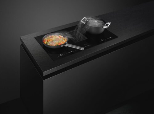 Durch sein neutrales Design passt das Kochfeld mit integriertem Abzug ideal zu sämtlichen Designlinien von Smeg. Dank C-Schliff ist es sowohl aufgesetzt als auch flächenbündig in der Arbeitsplatte integrierbar. Foto: Smeg
