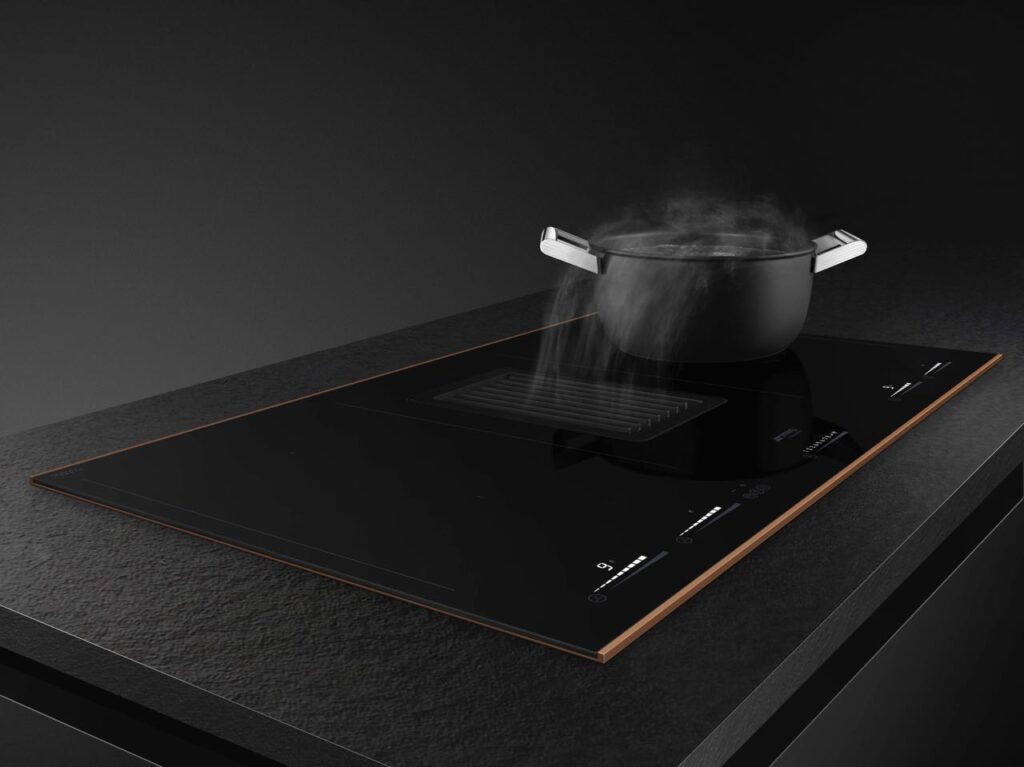 Für seine Designlinie Dolce Stil Novo bietet Smeg das Kochfeld HOBD682R mit einer Kupferprofilleiste als Abschluss an. Foto: Smeg